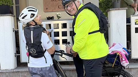 Sicher unterwegs: Marianne und Michael Hartl mit ihrem Fahrrad-Airbag.