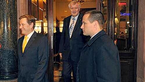 Nach dem gemütlichen Teil: FDP-Chef Guido Westerwelle und CSU-Chef Horst Seehofer verlassen ein Berliner Nobel-Restaurant. Nach dem gemütlichen Teil: FDP-Chef Guido Westerwelle und CSU-Chef Horst Seehofer verlassen ein Berliner Nobel-Restaurant.
