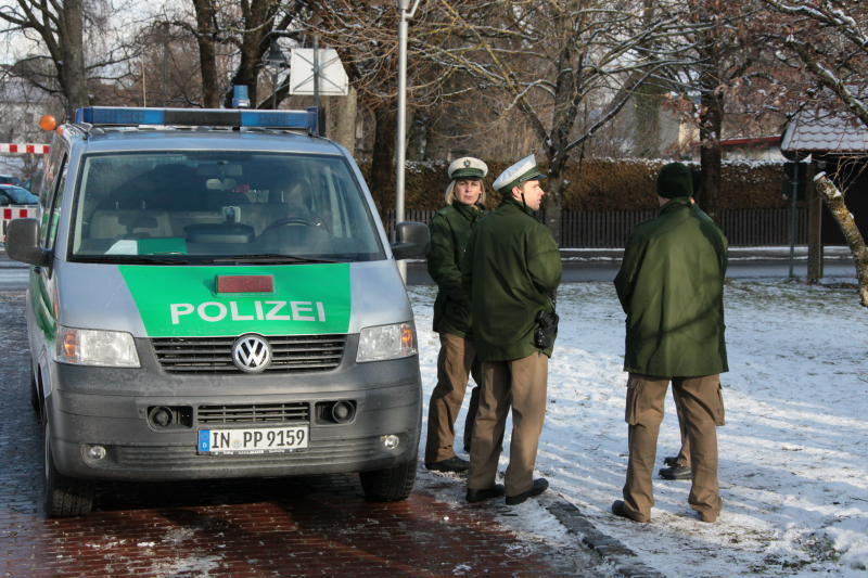 Aufruhr in Grafing: An einem Gymnasium gingen mehrere Bombendrohungen ein. Das Gebäude und die nähere Umgebung wurden am Montagvormittag evakuiert, Polizei und Feuerwehr suchten mit einem Spürhund nach einer möglichen Sprengstoffladung.