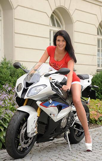 Mit Vollgas in die Top 30: Die 25-Jährige Jenny beim Shooting mit ihrem Traum-Motorrad.