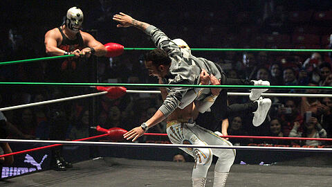 Formel 1-Weltmeister Lewis Hamilton stieg am Mittwoch in Mexikos Hauptstadt in den Wrestling-Ring.