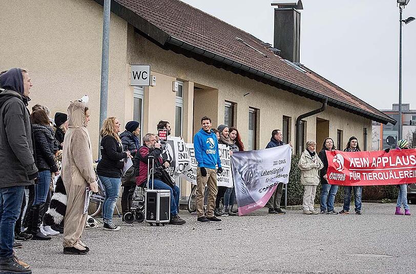 Zuvor demonstrierten mehrere Aktivisten von "Animals United" in Plattling.