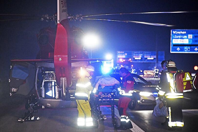 Auf der A8 bei Brunnthal kam es in der Nacht auf Samstag zu einem heftigen Unfall.