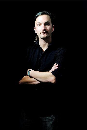 Der Lyriker Tobias Roth liest in Trudering.