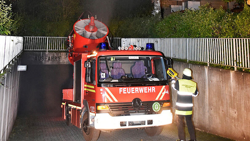Die Feuerwehr musste die Garage entlüften. Die Rauchsäule war weithin zu sehen.