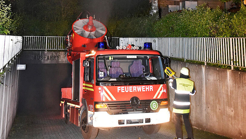 Die Feuerwehr musste die Garage entlüften. Die Rauchsäule war weithin zu sehen. Die Feuerwehr musste die Garage entlüften. Die Rauchsäule war weithin zu sehen.