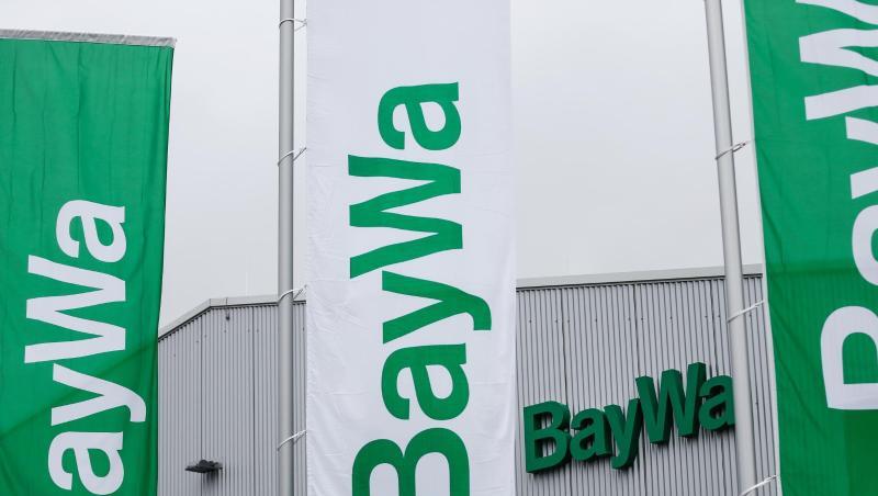 BayWa-Fahnen wehen vor einem neuen Technik-Zentrum des Unternehmens. Foto: David-Wolfgang Ebener/dpa/Archivbild BayWa-Fahnen wehen vor einem neuen Technik-Zentrum des Unternehmens. Foto: David-Wolfgang Ebener/dpa/Archivbild