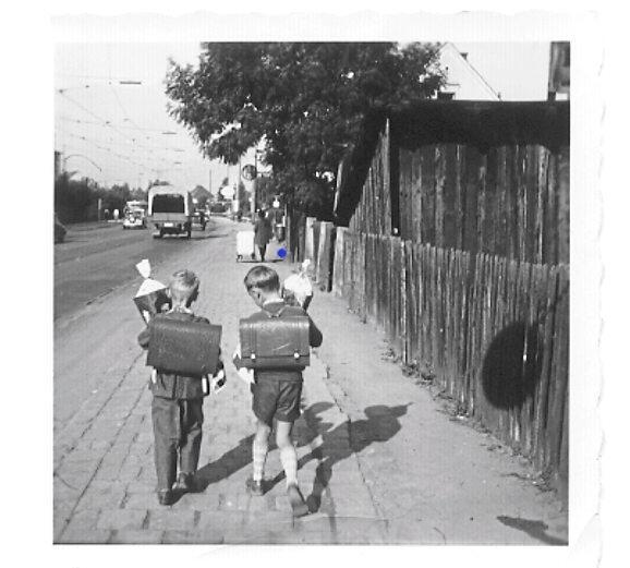 Buchinger schreibt, das Foto sei in der Albert-Roßhaupter-Straße  aufgenommen worden, die damals noch Forstenrieder Straße hieß,  "etwa in Höhe der Kriegersiedlung".