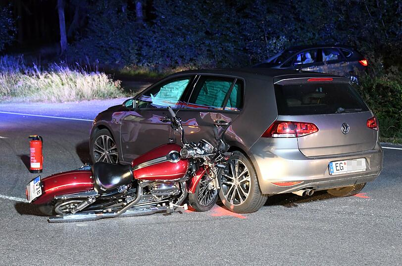 Bei einem Verkehrsunfall auf der B388  nahe Aich hat eine Autofahrerin einem Motorradfahrer die Vorfahrt genommen.