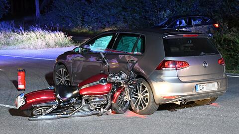 Bei einem Verkehrsunfall auf der B388  nahe Aich hat eine Autofahrerin einem Motorradfahrer die Vorfahrt genommen.