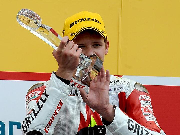 Stefan Bradl küsst seinen Pokal. Der 18-Jährige gewann am Sonnatg seinen ersten WM-Lauf . Und sein team verlängerte seinen Vertrag.