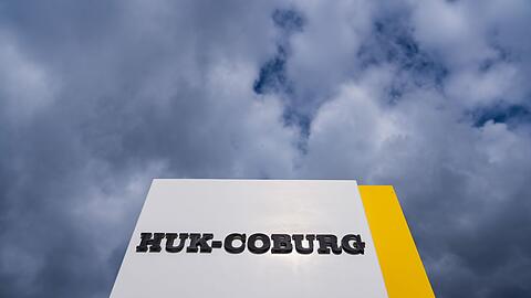 Auf einem Schild ist der Schriftzug des Unternehmens HUK-Coburg angebracht.