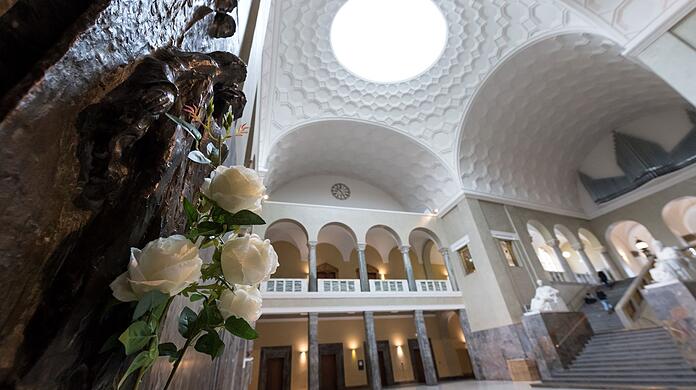 An der Ludwig-Maximilians-Universität wurde jetzt die Stelle ermittelt, von der aus die Flugblätter der Weißen Rose in den Lichthof des Gebäudes segelten, was zur Festnahme von Hans und Sophie Scholl führte. (Archivfoto)