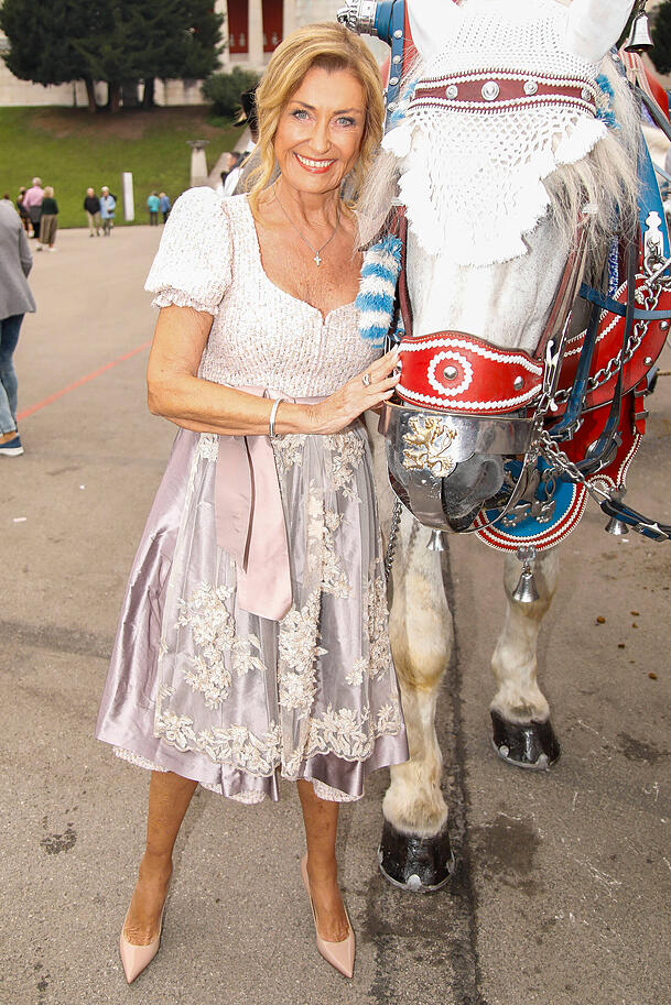 Unternehmerin Dagmar Wöhrl ist langjährige Wegbegleiterin von Regine Sixt und gern gesehener Gast auf ihrer Damenwiesn. Unternehmerin Dagmar Wöhrl ist langjährige Wegbegleiterin von Regine Sixt und gern gesehener Gast auf ihrer Damenwiesn.
