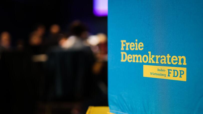 Das Logo der FDP Baden-W&uuml;rttemberg ist w&auml;hrend des Landeshauptausschusses der FDP Baden-W&uuml;rttemberg auf einem Sitzw&uuml;rfel zu sehen.