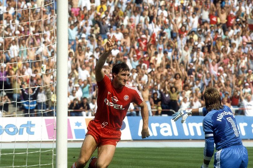 Für den FC Bayern machte Alan McInally in 40 Spielen 10 Tore &ndash; hier traf er in der Saison 1989/90 beim 3:2 gegen Nürnbergs Torhüter Andreas Köpke.