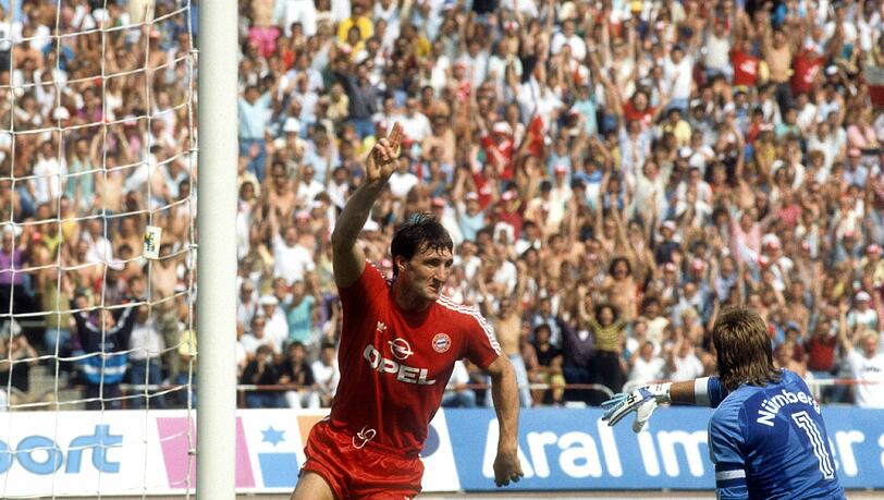 Für den FC Bayern machte Alan McInally in 40 Spielen 10 Tore – hier traf er in der Saison 1989/90 beim 3:2 gegen Nürnbergs Torhüter Andreas Köpke. Für den FC Bayern machte Alan McInally in 40 Spielen 10 Tore – hier traf er in der Saison 1989/90 beim 3:2 gegen Nürnbergs Torhüter Andreas Köpke.
