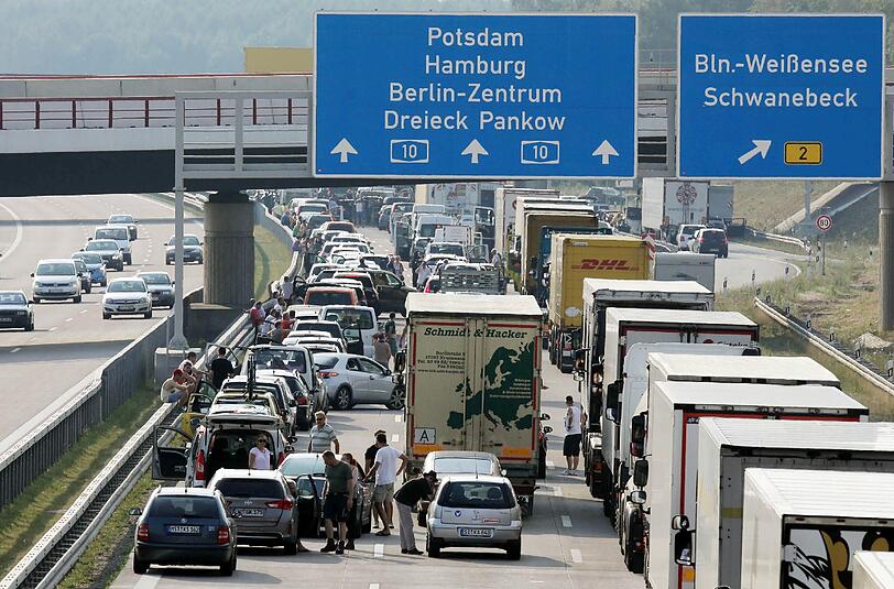 Bei einem Verkehrsunfall am Dreieck Barnim (Brandenburg) auf dem nördlichen Berliner Ring sind sechs Menschen ums Leben gekommen.