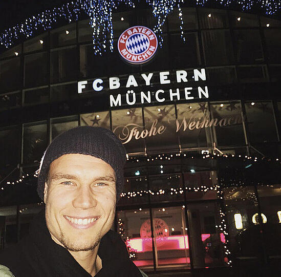 Holger Badstuber sendet seinen Fans Weihnachtsgrüße mit dem FC Bayern im Hintergrund.