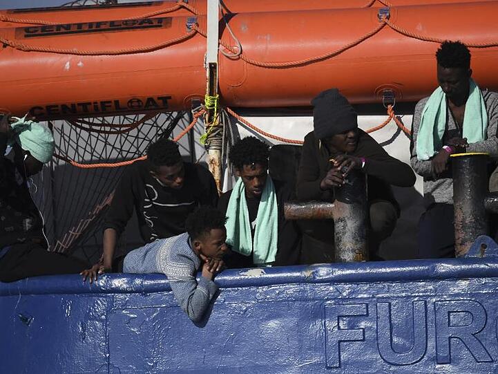 Geflüchtete Menschen auf dem Rettungsschiff "Sea-Watch".