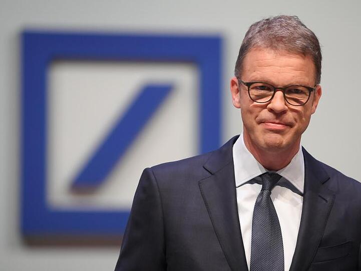Deutsche-Bank-Chef Christian Sewing kündigt an, dass auch in Deutschland eine "substanzielle Zahl an Stellen" wegfällt.