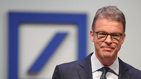 Deutsche-Bank-Chef Christian Sewing kündigt an, dass auch in Deutschland eine "substanzielle Zahl an Stellen" wegfällt.