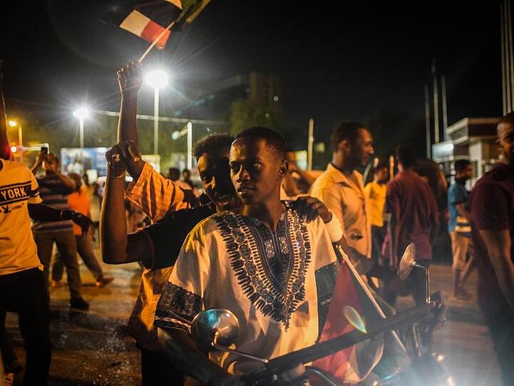 Menschen versammeln sich vor dem Hauptquartier der sudanesischen Armee in Khartum.
