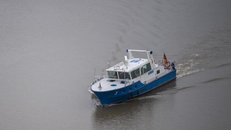 Ein Polizeischiff fährt auf einem Kanal. Foto: Sebastian Gollnow/dpa