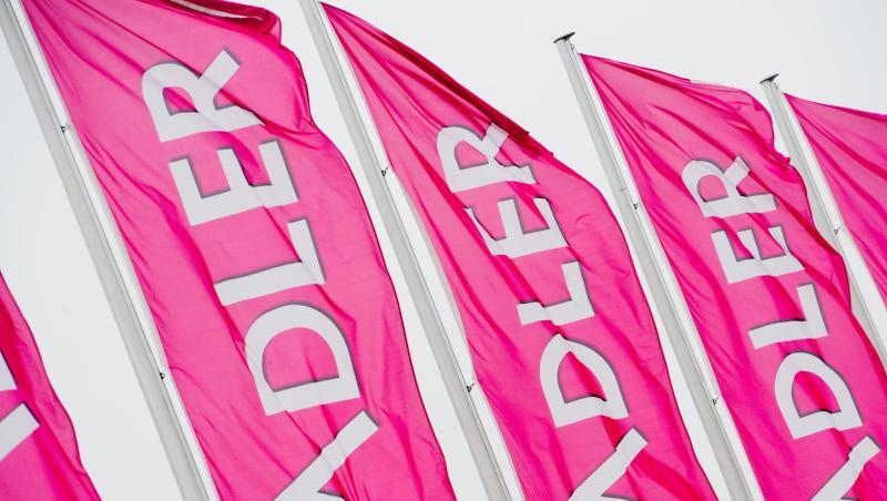 Fahnen wehen an einer Filiale des Textilhändlers "Adler Ihr Modemarkt".