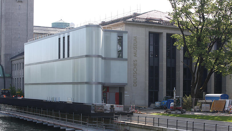 Durch diesen Interims-Anbau geht's ab 8. Juli ins Deutsche Museum: Während der Generalsanierung des zweiten Bauabschnitts ist der eigentliche Haupteingang gesperrt.