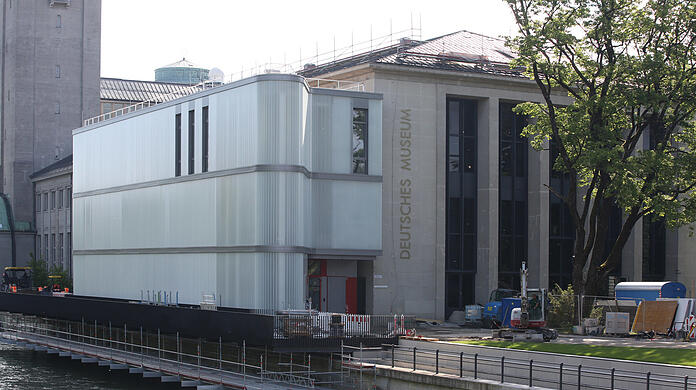 Durch diesen Interims-Anbau geht's ab 8. Juli ins Deutsche Museum: Während der Generalsanierung des zweiten Bauabschnitts ist der eigentliche Haupteingang gesperrt.