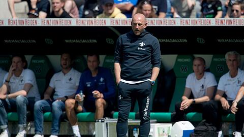 Konsterniert: Torsten Lieberknecht muss mitansehen wie seine Mannschaft in Hannover verliert.