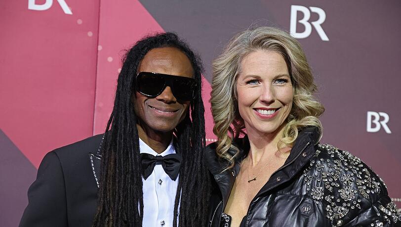 Der Musiker Fab Morvan, der Teil des Pop-Duo Milli Vanilli war, kommt mit Tessa über den Roten Teppich zur Verleihung.