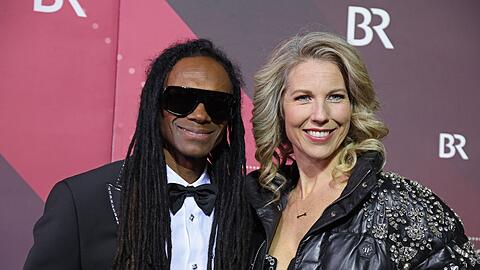Der Musiker Fab Morvan, der Teil des Pop-Duo Milli Vanilli war, kommt mit Tessa über den Roten Teppich zur Verleihung.