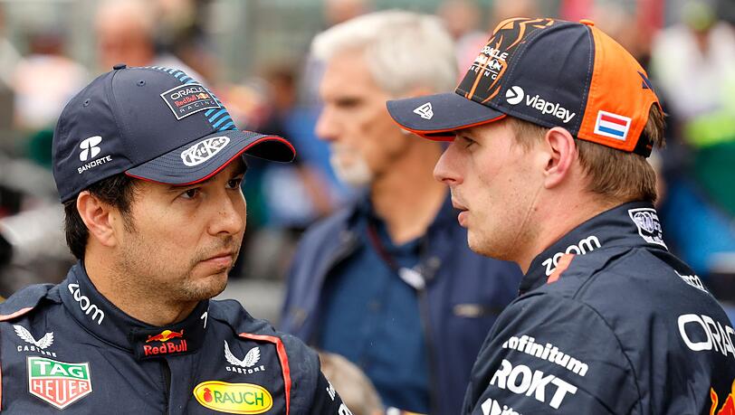 Sergio Pérez (l) bleibt auch nach der Sommerpause der Teamkollege von Max Verstappen.