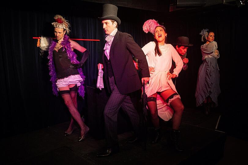 Burkhard Kosche (links), Leon Sandnerals Phileas Fogg, Katarina Morfa, Christoph Theussl und Marina Granchette.