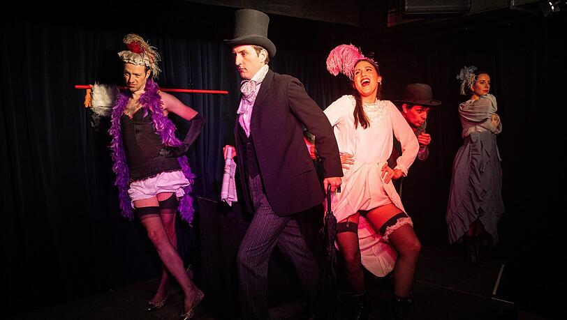 Burkhard Kosche (links), Leon Sandnerals Phileas Fogg, Katarina Morfa, Christoph Theussl und Marina Granchette. Burkhard Kosche (links), Leon Sandnerals Phileas Fogg, Katarina Morfa, Christoph Theussl und Marina Granchette.