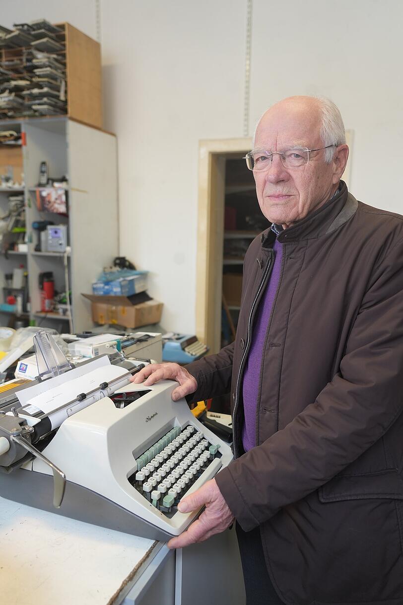 Schweres Trum: Kunde Stephan Dorsemagen bringt einen "Patient", eine Olympia SG 3 vorbei.