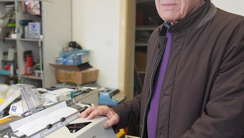 Schweres Trum: Kunde Stephan Dorsemagen bringt einen "Patient", eine Olympia SG 3 vorbei.