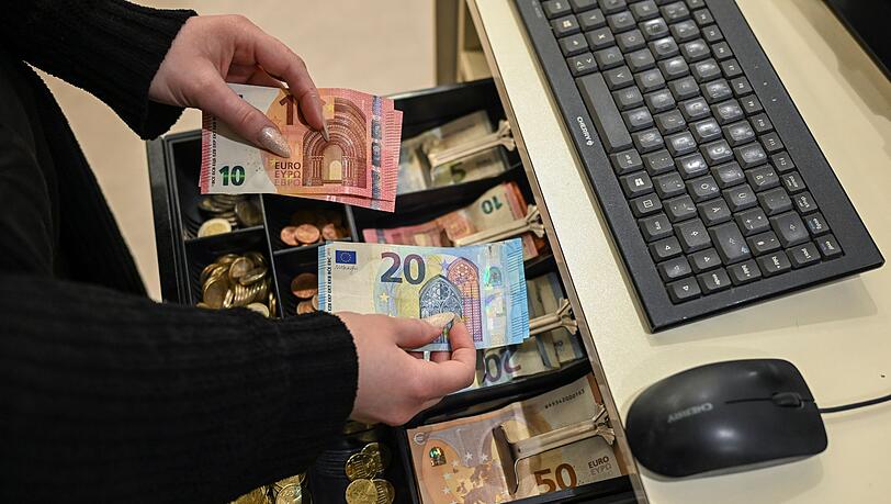 &Uuml;berwiegend k&ouml;nnen die Menschen im Euroraum mit Schein und M&uuml;nze zahlen, wenn sie das wollen. (Symbolbild)