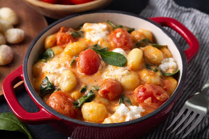 Dann mit italienischen Kräutern, Salz und Pfeffer würzen und das Gericht etwa sieben Minuten bei mittlerer Hitze köcheln lassen, bis die Gnocchi gar sind und die Soße leicht dicklich wird. Kurz vor dem Servieren heben Sie zwei Handvoll Babyspinat unter, der in der Hitze zusammenfällt, sowie 50 Gramm geriebenen Parmesan für extra Cremigkeit. Wer es herzhaft mag, kann zusätzlich 100 Gramm knusprig gebratenen Speck darüberstreuen. Dann mit italienischen Kräutern, Salz und Pfeffer würzen und das Gericht etwa sieben Minuten bei mittlerer Hitze köcheln lassen, bis die Gnocchi gar sind und die Soße leicht dicklich wird. Kurz vor dem Servieren heben Sie zwei Handvoll Babyspinat unter, der in der Hitze zusammenfällt, sowie 50 Gramm geriebenen Parmesan für extra Cremigkeit. Wer es herzhaft mag, kann zusätzlich 100 Gramm knusprig gebratenen Speck darüberstreuen.