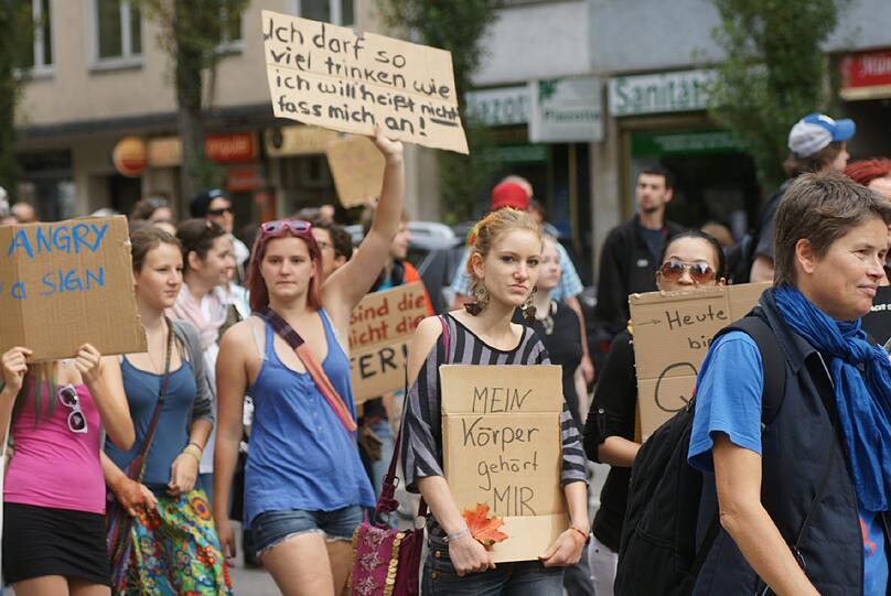 Beim Slutwalk in München haben heute rund 200 Menschen unter dem Motto "Nein heißt Nein" gegen Diskriminierung und Sexismus demonstriert. Sie stellen sich damit gegen sexualisierte Gewalt sowie gegen Vergewaltigungsmythen und -verharmlosungen.