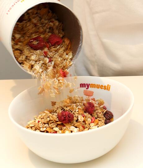 Noch ein Schuss Milch oder Joghurt &ndash; Bio natürlich &ndash; dann ist das Muesli servierfertig.