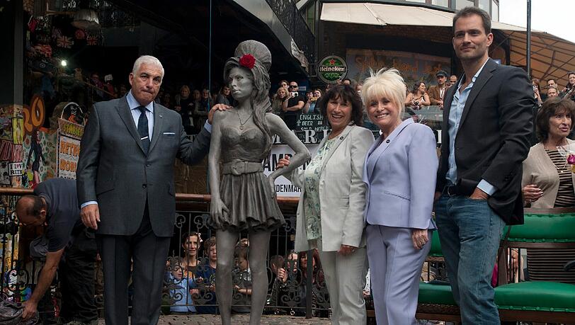 Der Soul-Röhre Amy Winehouse ist in ihrer Heimatstadt London ein Denkmal gesetzt worden. Der Soul-Röhre Amy Winehouse ist in ihrer Heimatstadt London ein Denkmal gesetzt worden.