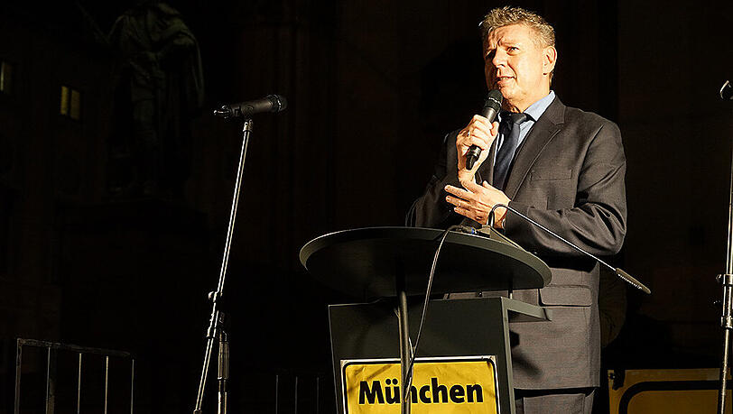 Münchens Oberbürgermeister spricht bei der Gegendemo am Odeonsplatz. Münchens Oberbürgermeister spricht bei der Gegendemo am Odeonsplatz.