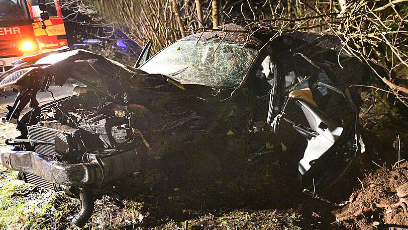 Der Fahrer musste aus dem Fahrzeugwrack geborgen werden - der Beifahrer überlebte den Unfall nicht.