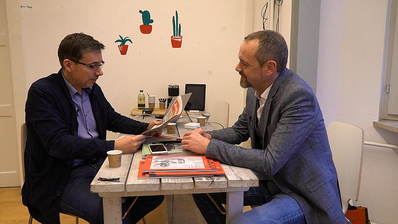 "Mucbook"-Chef Marco Eisenack (links) und Michael Schilling von der AZ im "Mucbook"-Büro im Ruffini-Haus.