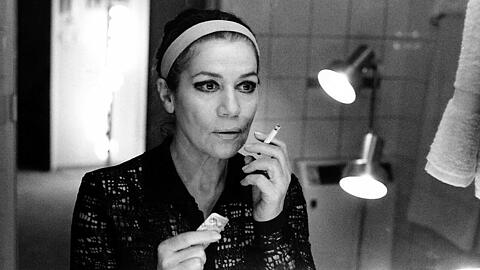 Selbstbefragung im Spiegel: Hannelore Elsner im Film "Die Unberührbare" (2000) von Oskar Roehler.