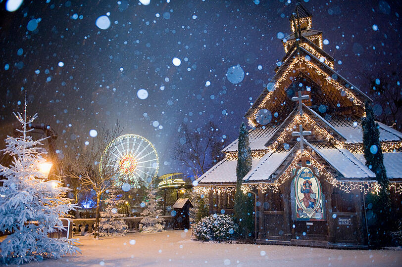 Romantische Winterlandschaften mit künstlichem Schnee verzaubern die Besucher im Europa-Park Rust.