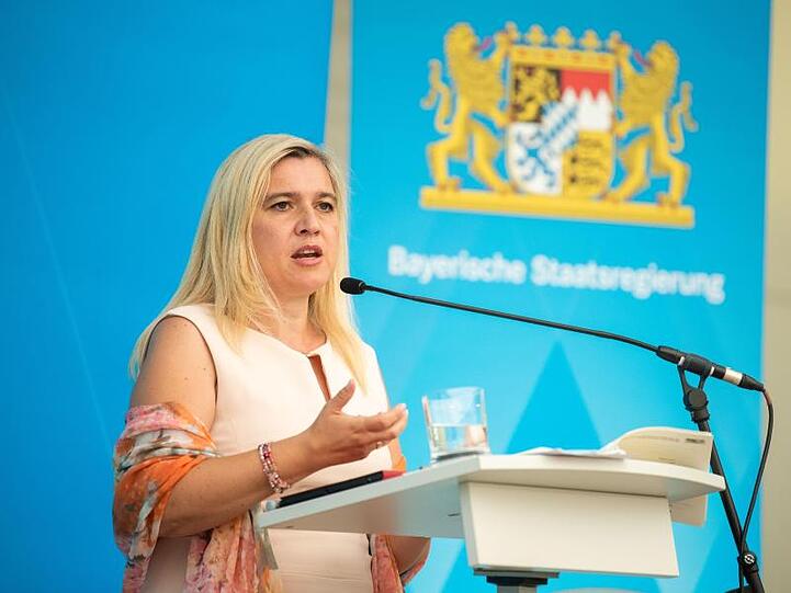 Melanie Huml (CSU) gibt eine Pressekonferenz. Foto: Nicolas Armer/dpa/Pool/dpa/Archivbild